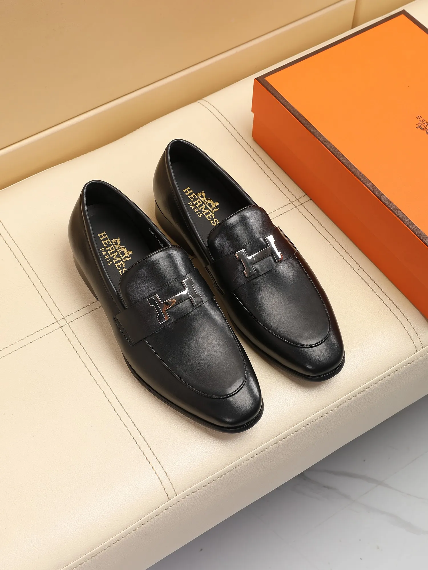 Factory price 460💶[HERMES] (cowhide lining)🍀Italian top luxury🍀He does not pursue novel styles and gorgeous colors, but attracts the favor of successful men with his flawless, elegant and classic style! This very, very comfortable, simple and stable style makes it easy to match any style! The pattern is absolutely 1:1 refined from the original case, and we strive for excellence in materials, imported cowhide + cowhide lining💪💪💪extraordinary texture👍! .Code number: 39 to 44 (38.4546 customized)
